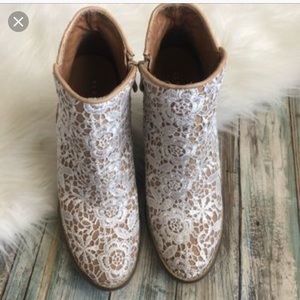 Very Volatile Cherie cream Lace bootie size 8 EUC